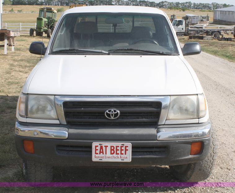 image for item B6870 2000 Toyota Tacoma SR5 extended cab pickup truck