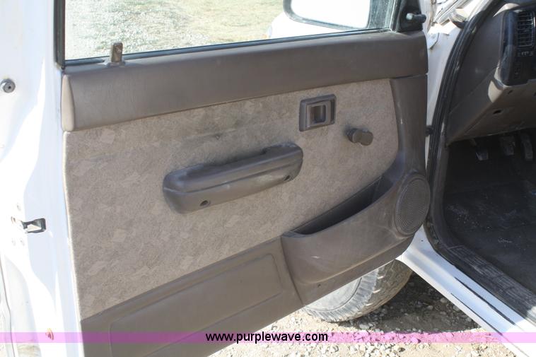 image for item B6870 2000 Toyota Tacoma SR5 extended cab pickup truck