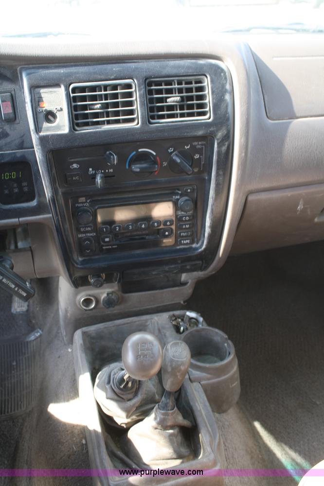 image for item B6870 2000 Toyota Tacoma SR5 extended cab pickup truck