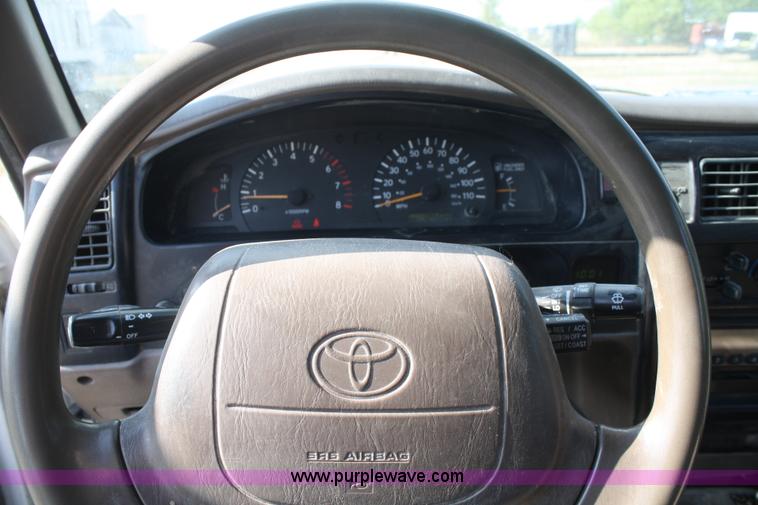 image for item B6870 2000 Toyota Tacoma SR5 extended cab pickup truck