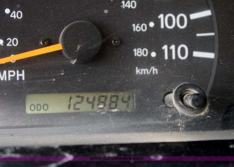 image for item B6870 2000 Toyota Tacoma SR5 extended cab pickup truck