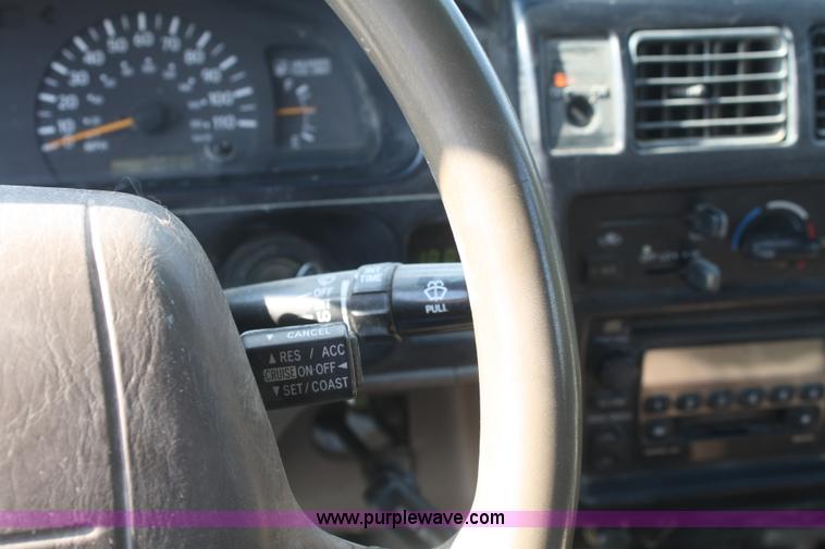 image for item B6870 2000 Toyota Tacoma SR5 extended cab pickup truck