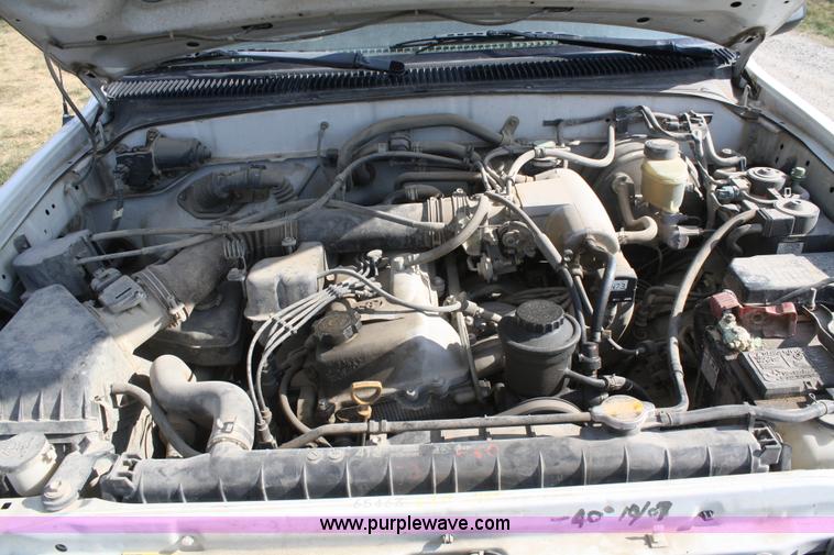 image for item B6870 2000 Toyota Tacoma SR5 extended cab pickup truck