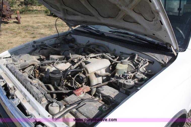 image for item B6870 2000 Toyota Tacoma SR5 extended cab pickup truck