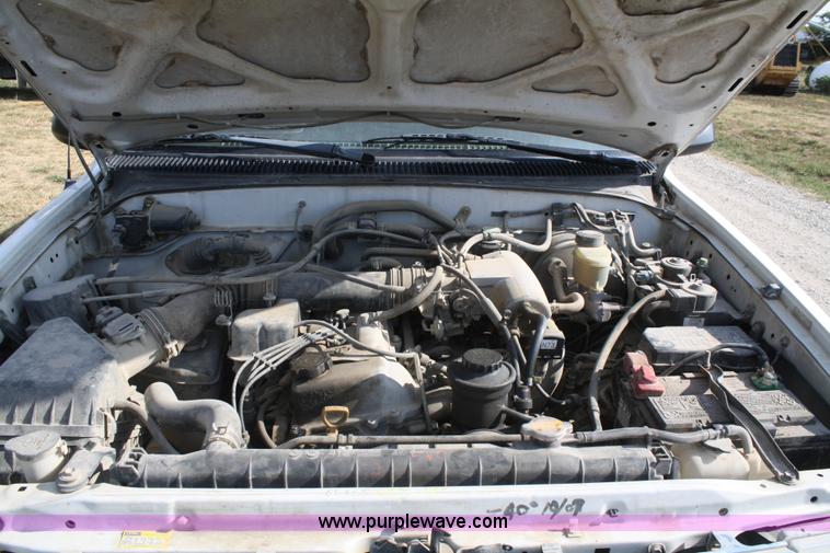 image for item B6870 2000 Toyota Tacoma SR5 extended cab pickup truck