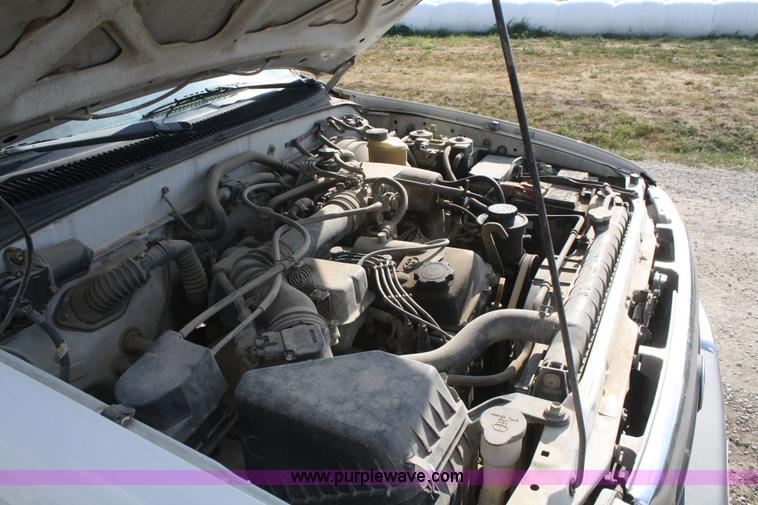 image for item B6870 2000 Toyota Tacoma SR5 extended cab pickup truck