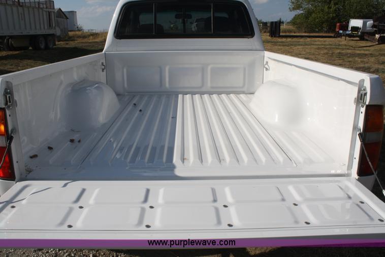 image for item B6870 2000 Toyota Tacoma SR5 extended cab pickup truck