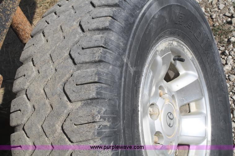 image for item B6870 2000 Toyota Tacoma SR5 extended cab pickup truck