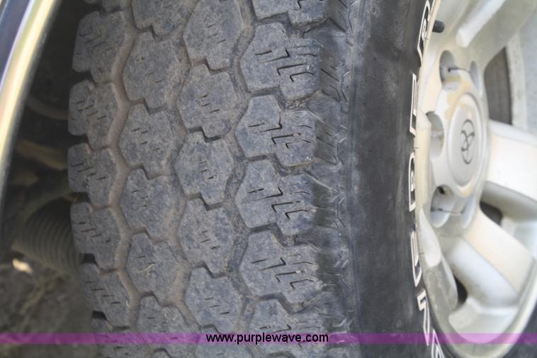 image for item B6870 2000 Toyota Tacoma SR5 extended cab pickup truck