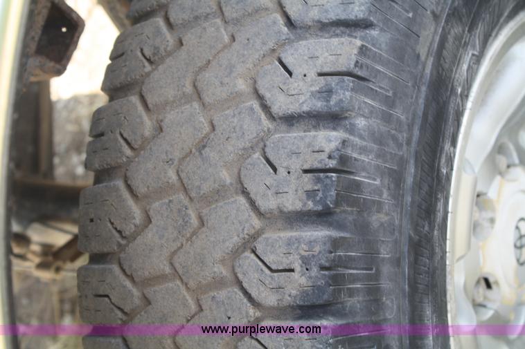 image for item B6870 2000 Toyota Tacoma SR5 extended cab pickup truck