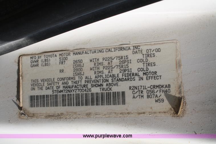 image for item B6870 2000 Toyota Tacoma SR5 extended cab pickup truck