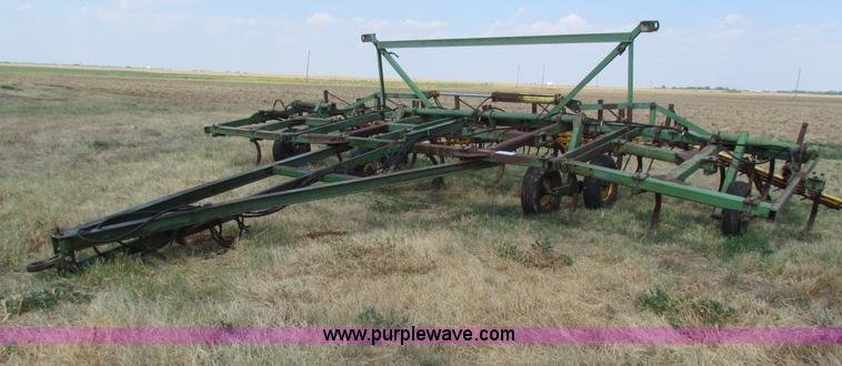 image for item B7338 John Deere E1600 chisel