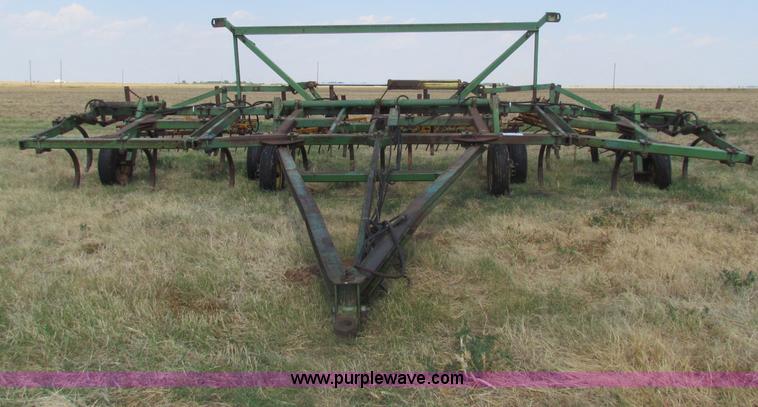 image for item B7338 John Deere E1600 chisel