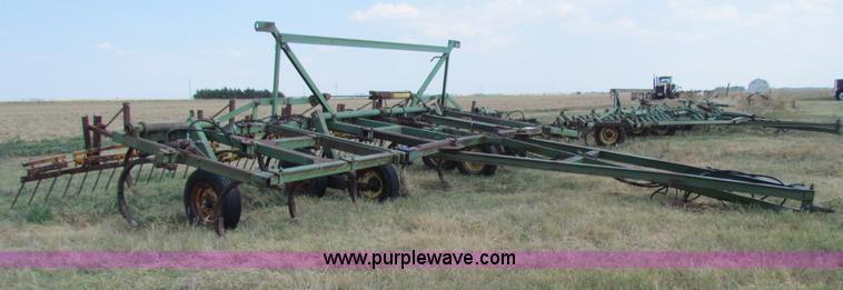 image for item B7338 John Deere E1600 chisel