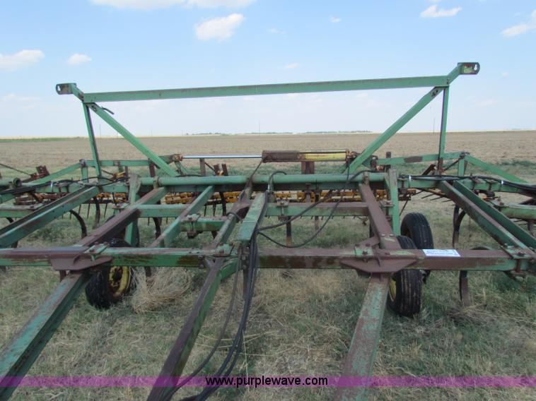 image for item B7338 John Deere E1600 chisel