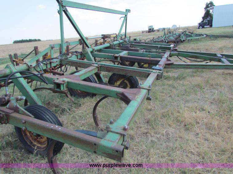 image for item B7338 John Deere E1600 chisel