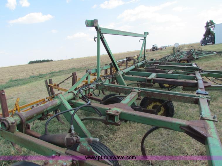 image for item B7338 John Deere E1600 chisel