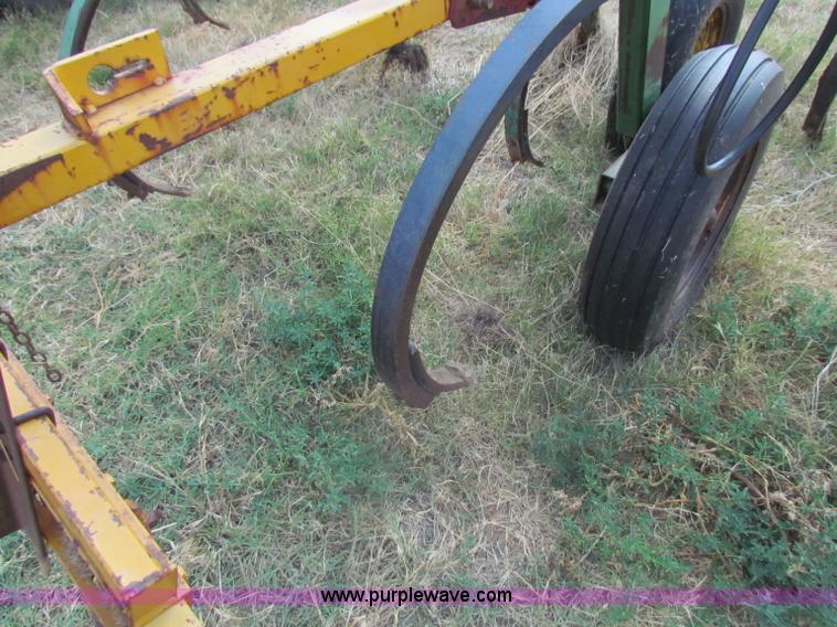 image for item B7338 John Deere E1600 chisel