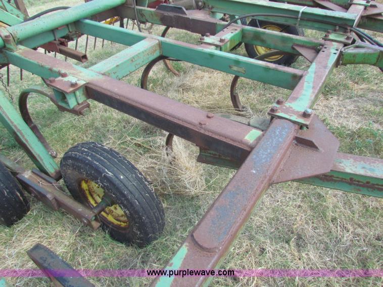 image for item B7338 John Deere E1600 chisel