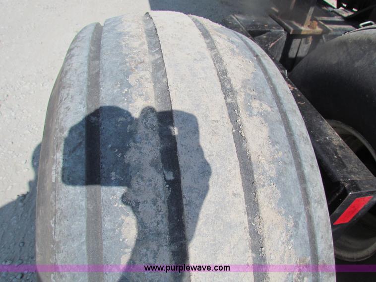 image for item B7340 1996 John Deere 787 Air Seeder Cart