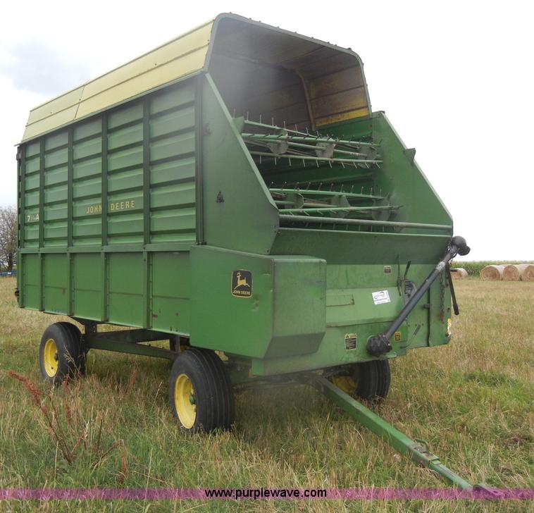 image for item D4319 John Deere 714A forage wagon