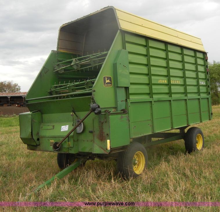 image for item D4320 John Deere 714A forage wagon