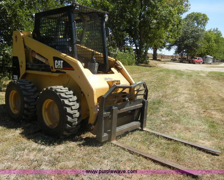 image for item D4381 1999 Caterpillar 236 skid steer
