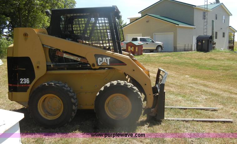 image for item D4381 1999 Caterpillar 236 skid steer