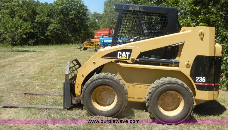 image for item D4381 1999 Caterpillar 236 skid steer