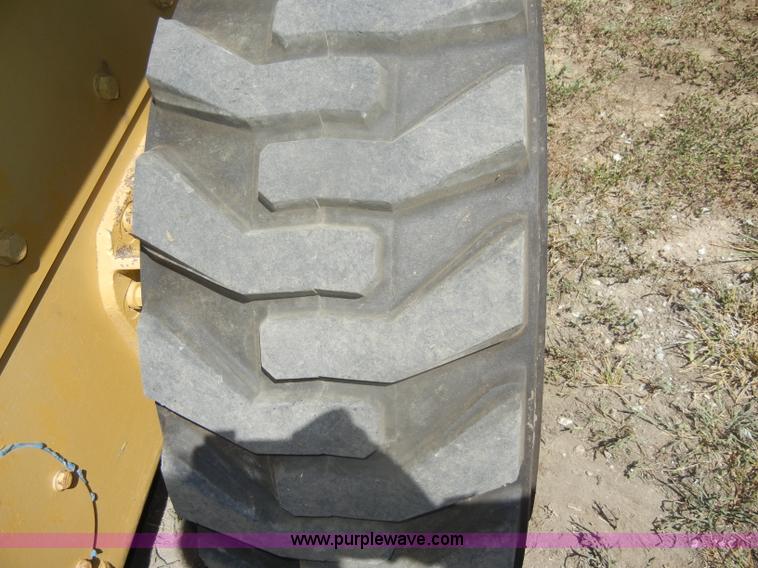 image for item D4381 1999 Caterpillar 236 skid steer