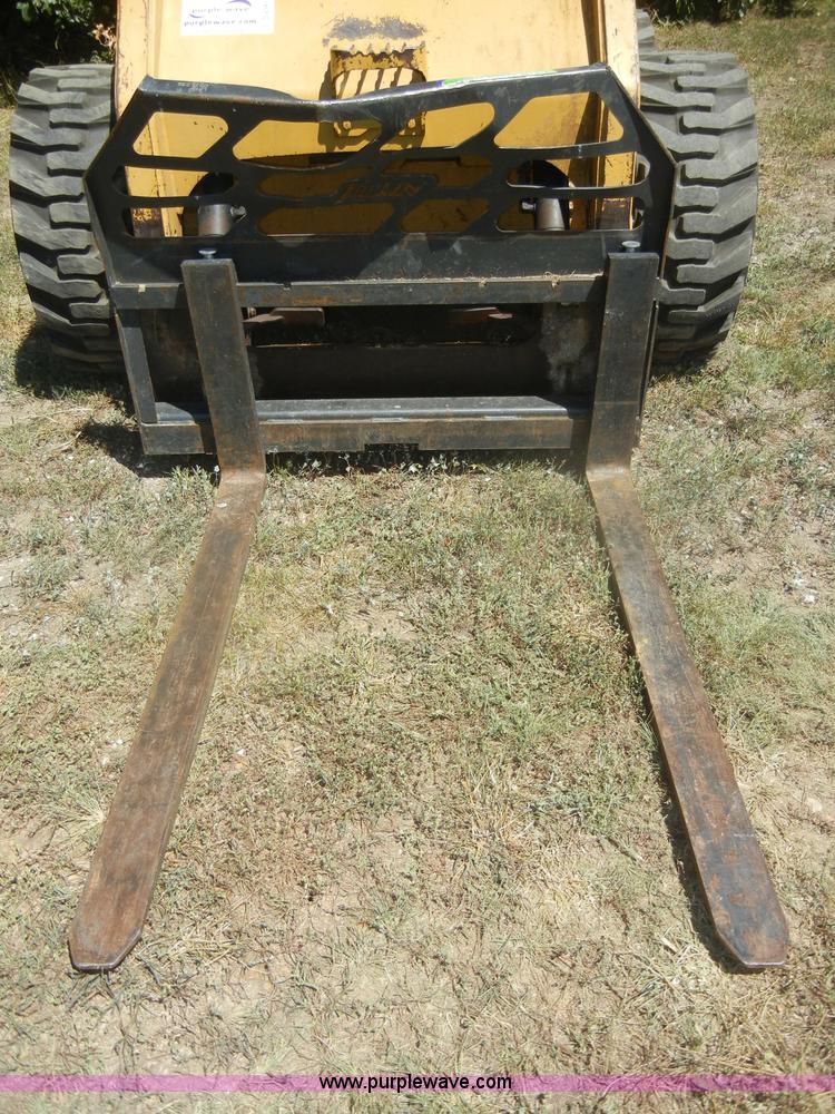 image for item D4381 1999 Caterpillar 236 skid steer