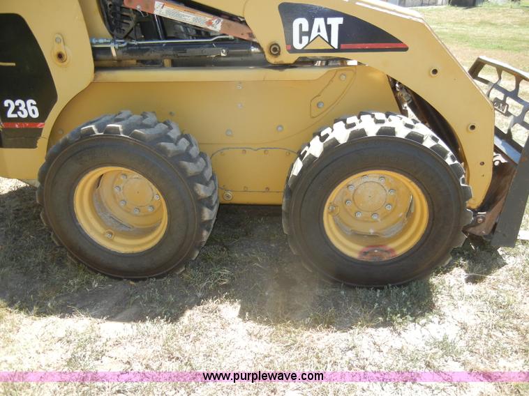 image for item D4381 1999 Caterpillar 236 skid steer