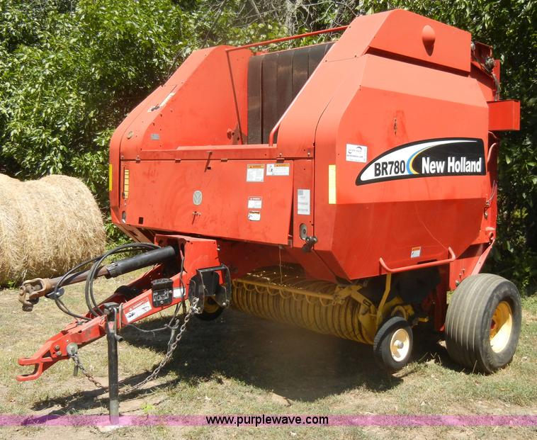 image for item D4382 2005 New Holland BR780 round baler