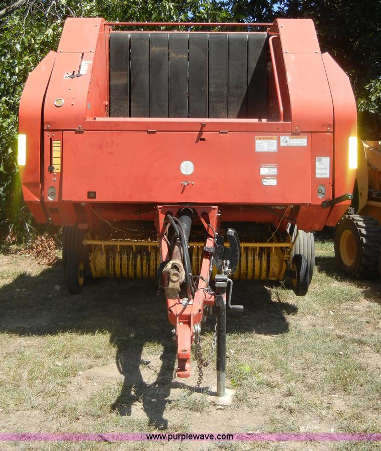 image for item D4382 2005 New Holland BR780 round baler