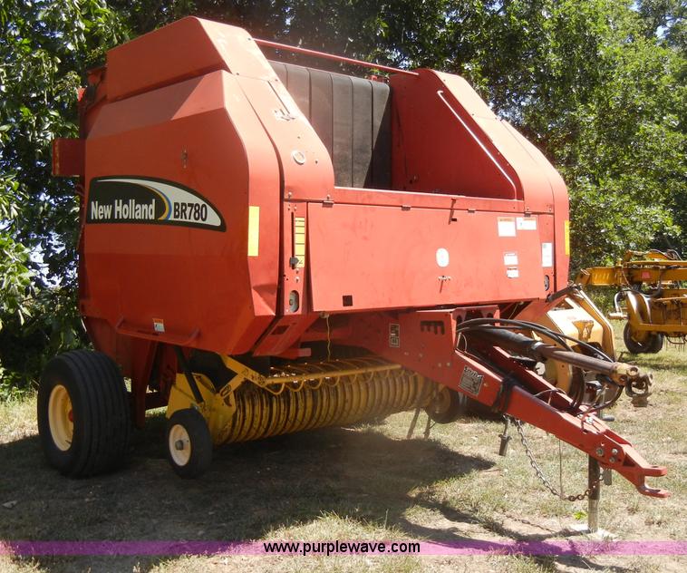 image for item D4382 2005 New Holland BR780 round baler