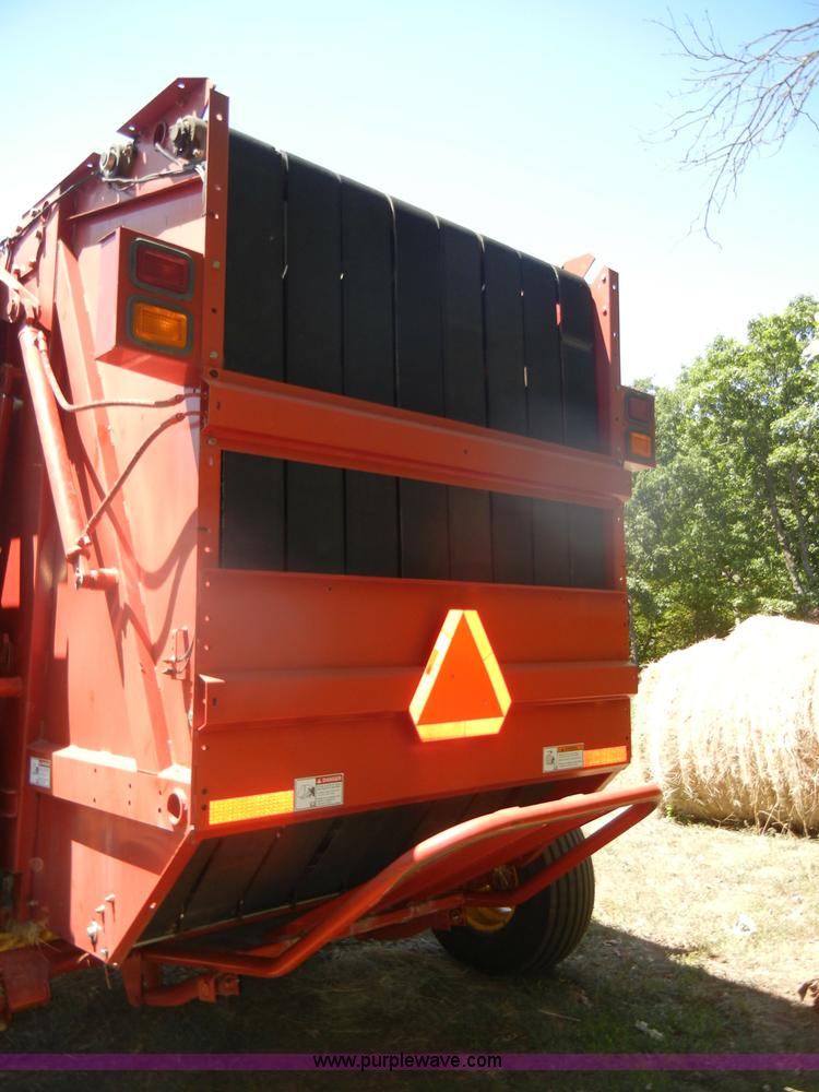 image for item D4382 2005 New Holland BR780 round baler