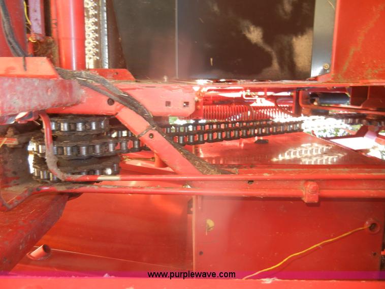 image for item D4382 2005 New Holland BR780 round baler