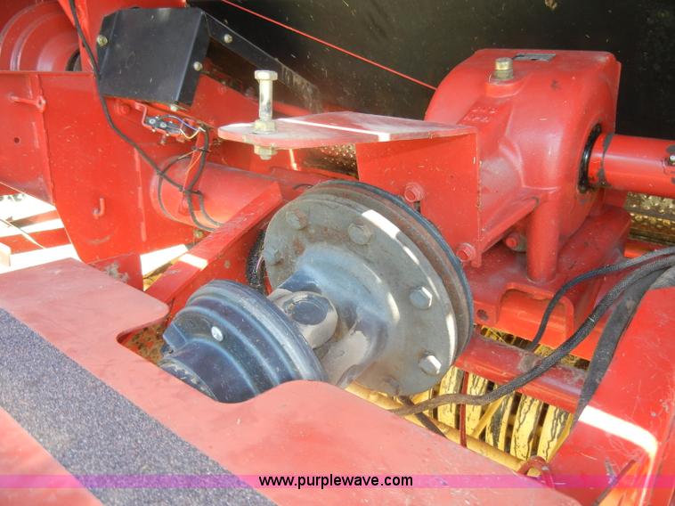 image for item D4382 2005 New Holland BR780 round baler