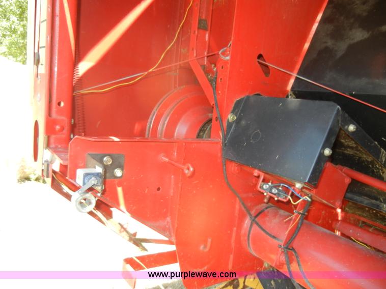 image for item D4382 2005 New Holland BR780 round baler