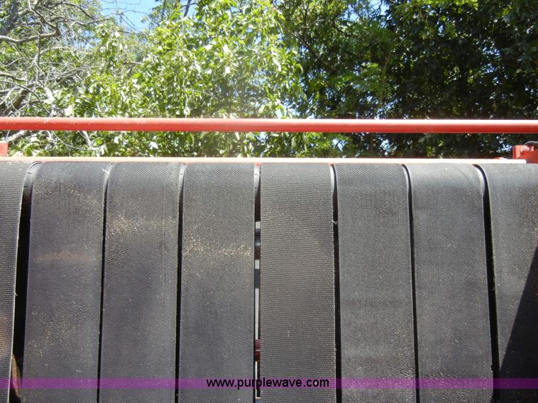 image for item D4382 2005 New Holland BR780 round baler