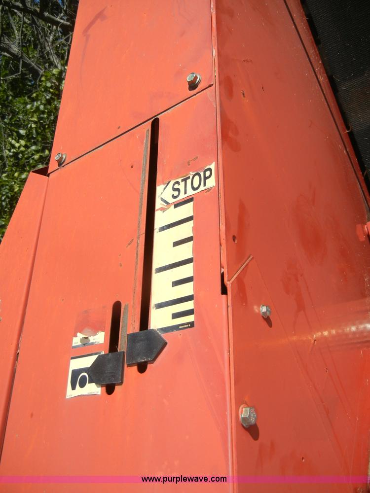 image for item D4382 2005 New Holland BR780 round baler