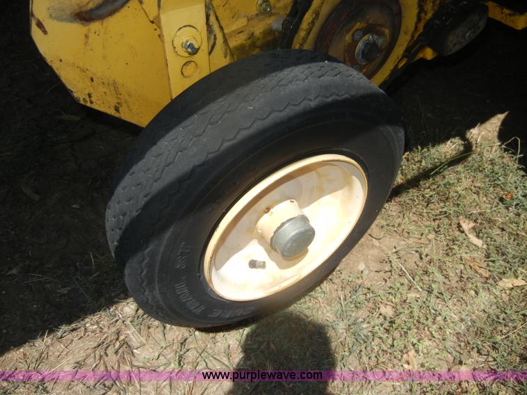 image for item D4382 2005 New Holland BR780 round baler