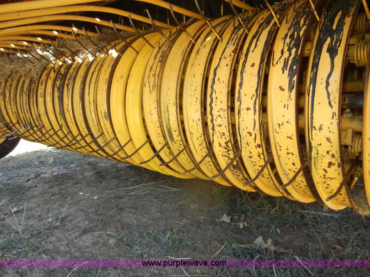 image for item D4382 2005 New Holland BR780 round baler