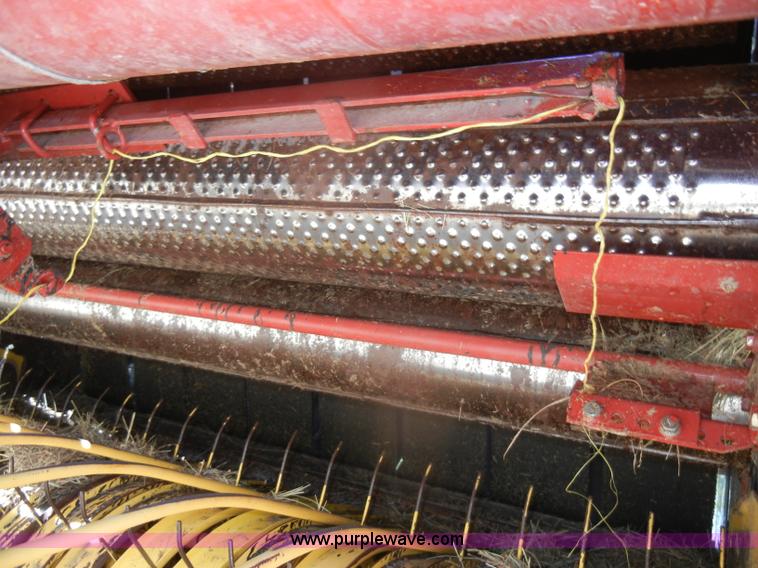 image for item D4382 2005 New Holland BR780 round baler