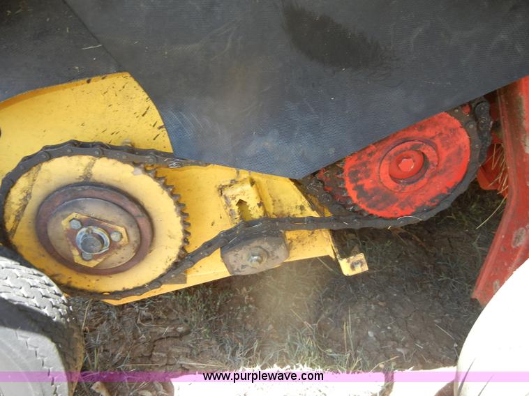 image for item D4382 2005 New Holland BR780 round baler