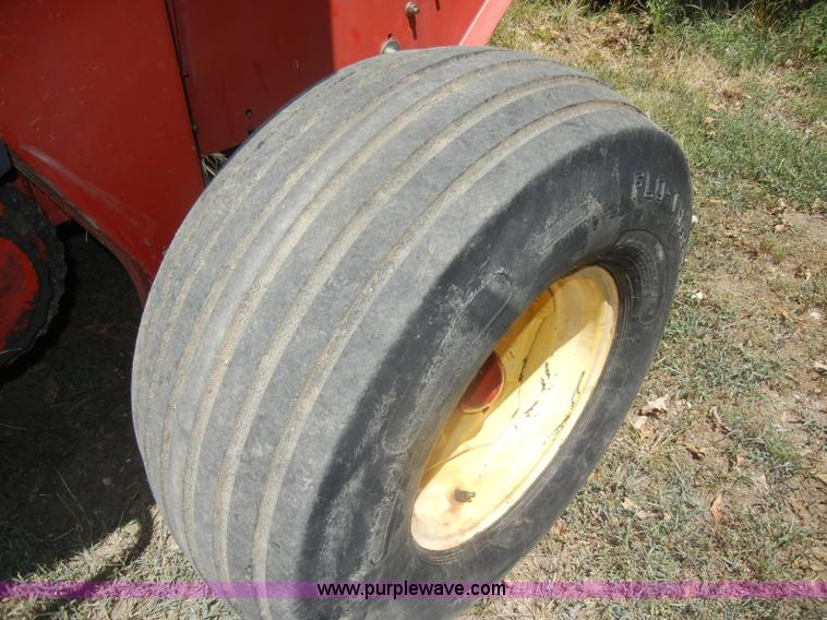 image for item D4382 2005 New Holland BR780 round baler