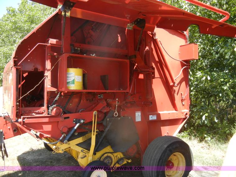 image for item D4382 2005 New Holland BR780 round baler