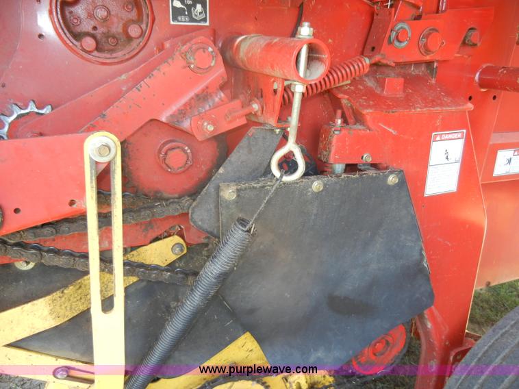 image for item D4382 2005 New Holland BR780 round baler