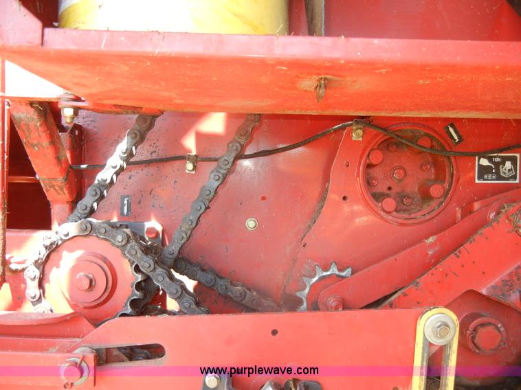 image for item D4382 2005 New Holland BR780 round baler