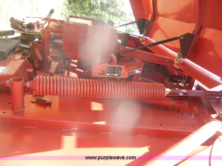 image for item D4382 2005 New Holland BR780 round baler